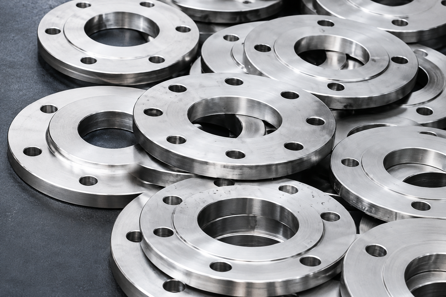 Peças técnicas: Flanges com acabamento metálico controlado.